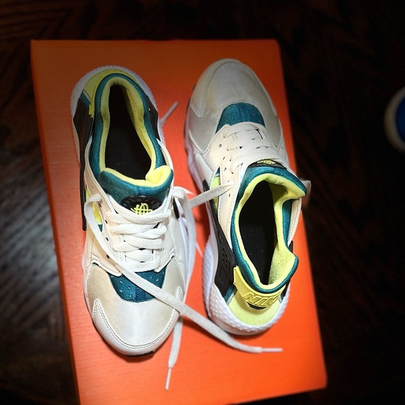 Seeking NIKE HARRACHIES